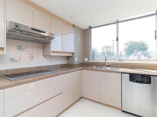 400-630 Montreal St, Victoria, BC - Indoor Photo Showing Kitchen With Double Sink