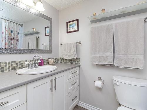 214-1025 Inverness Rd, Saanich, BC - Indoor Photo Showing Bathroom