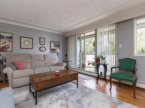 214-1025 Inverness Rd, Saanich, BC - Indoor Photo Showing Living Room