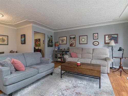 214-1025 Inverness Rd, Saanich, BC - Indoor Photo Showing Living Room