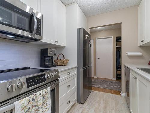 214-1025 Inverness Rd, Saanich, BC - Indoor Photo Showing Kitchen