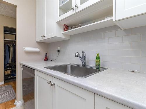 214-1025 Inverness Rd, Saanich, BC - Indoor Photo Showing Kitchen