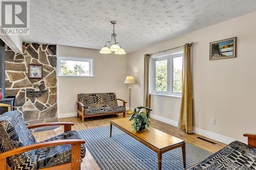 2813 Lakefield Road, Smith-Ennismore-Lakefield, ON - Indoor Photo Showing Living Room