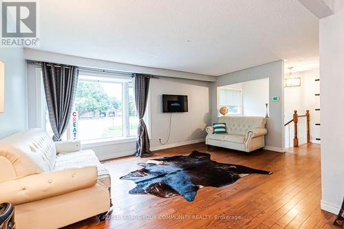 3 Lawndale Court, Bradford West Gwillimbury (Bond Head), ON - Indoor Photo Showing Living Room