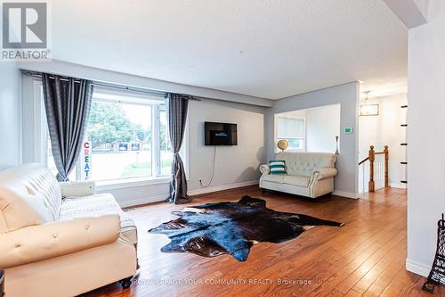 3 Lawndale Court, Bradford West Gwillimbury (Bond Head), ON - Indoor Photo Showing Living Room