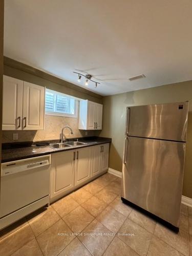 4323 Alta Crt, Mississauga, ON - Indoor Photo Showing Kitchen With Double Sink