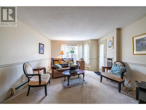 251 6 Street Se Unit# 110, Salmon Arm, BC - Indoor Photo Showing Living Room