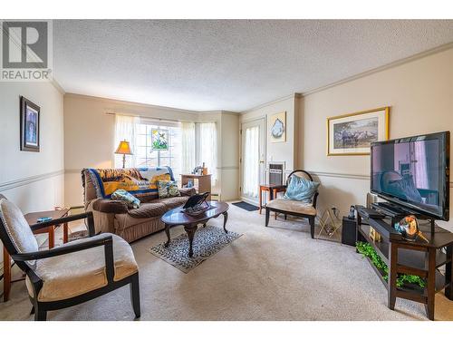 251 6 Street Se Unit# 110, Salmon Arm, BC - Indoor Photo Showing Living Room