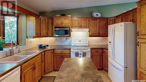 3318 Tanager Crescent E, Regina, SK - Indoor Photo Showing Kitchen With Double Sink