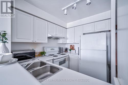 Ph109 - 11 Lee Centre Drive, Toronto (Woburn), ON - Indoor Photo Showing Kitchen With Double Sink