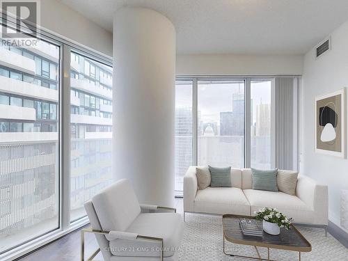 3402 - 88 Harbour Street, Toronto, ON - Indoor Photo Showing Living Room