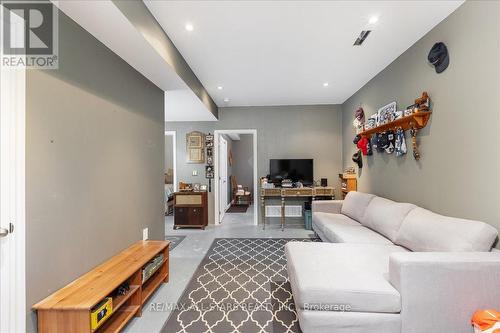 10 Crydermans Road, Georgina, ON - Indoor Photo Showing Living Room