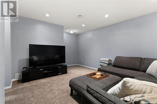 44 4500 Child Avenue, Regina, SK - Indoor Photo Showing Living Room