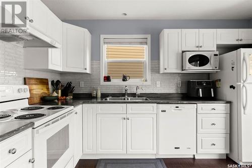 44 4500 Child Avenue, Regina, SK - Indoor Photo Showing Kitchen With Double Sink