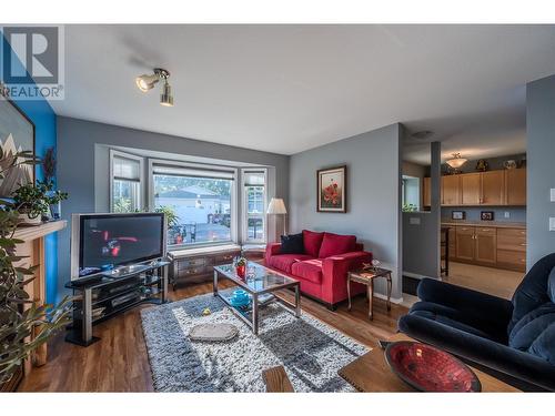 335 Falcon Drive, Penticton, BC - Indoor Photo Showing Living Room