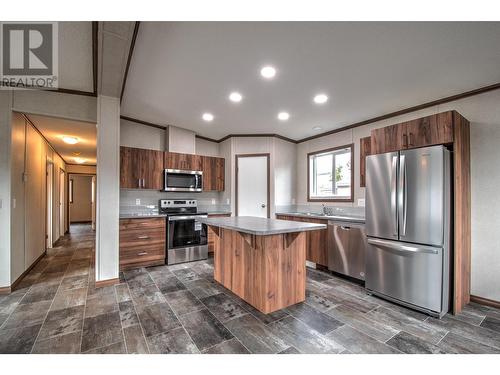 1361 30 Street Se, Salmon Arm, BC - Indoor Photo Showing Kitchen