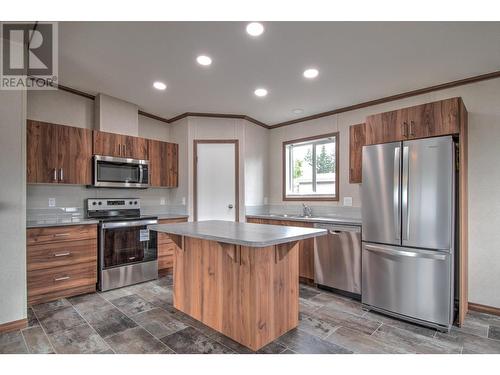 1361 30 Street Se, Salmon Arm, BC - Indoor Photo Showing Kitchen