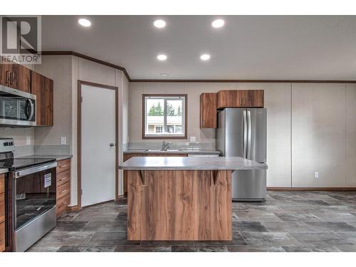 1361 30 Street Se, Salmon Arm, BC - Indoor Photo Showing Kitchen