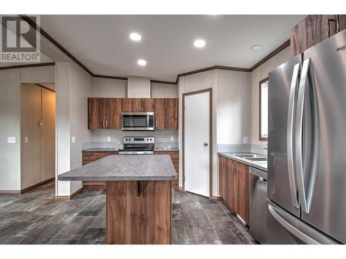 1361 30 Street Se, Salmon Arm, BC - Indoor Photo Showing Kitchen