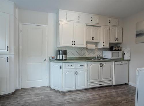 66 Minikada Bay, Winnipeg, MB - Indoor Photo Showing Kitchen