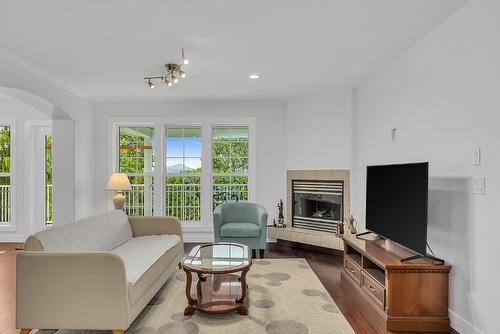 538 Holbrook Road, Kelowna, BC - Indoor Photo Showing Living Room With Fireplace