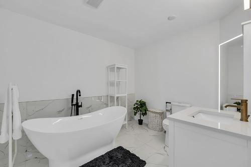 538 Holbrook Road, Kelowna, BC - Indoor Photo Showing Bathroom