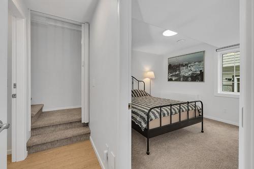 538 Holbrook Road, Kelowna, BC - Indoor Photo Showing Bedroom