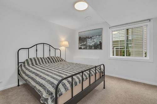 538 Holbrook Road, Kelowna, BC - Indoor Photo Showing Bedroom