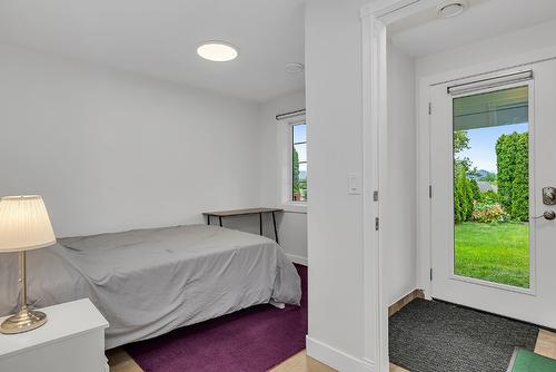 538 Holbrook Road, Kelowna, BC - Indoor Photo Showing Bedroom