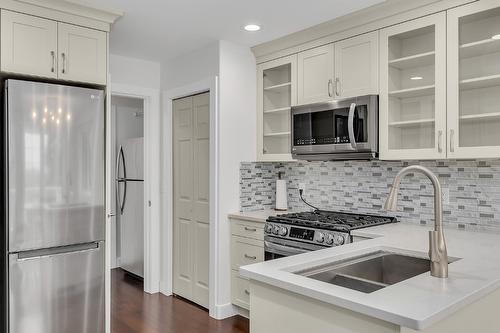 538 Holbrook Road, Kelowna, BC - Indoor Photo Showing Kitchen With Double Sink With Upgraded Kitchen