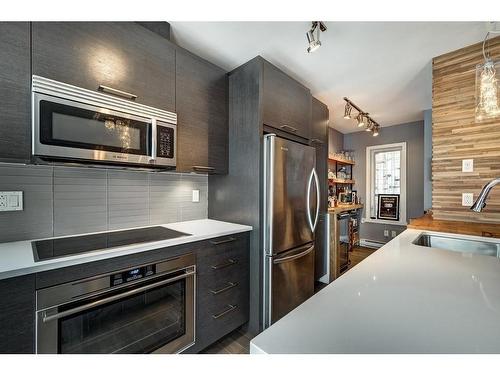 Kitchen - 103-208 Rue Bourget, Montréal (Le Sud-Ouest), QC - Indoor Photo Showing Kitchen With Upgraded Kitchen