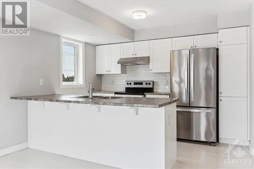 112 Lapland Private, Ottawa, ON - Indoor Photo Showing Kitchen