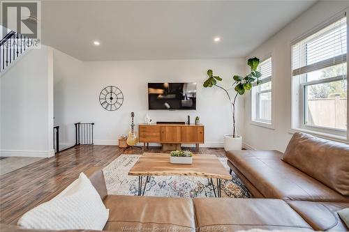 424 Rosewood Drive, Lakeshore, ON - Indoor Photo Showing Living Room