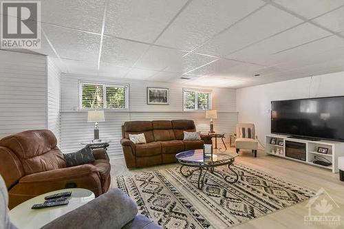 2597 North Campbell Road, Augusta, ON - Indoor Photo Showing Living Room