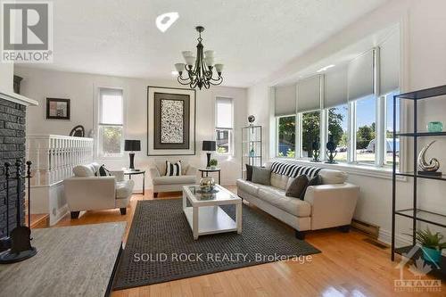 2597 North Campbell Road, Augusta (809 - Augusta Twp), ON - Indoor Photo Showing Living Room