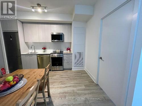 213 - 185 Deerfield Road, Newmarket, ON - Indoor Photo Showing Kitchen