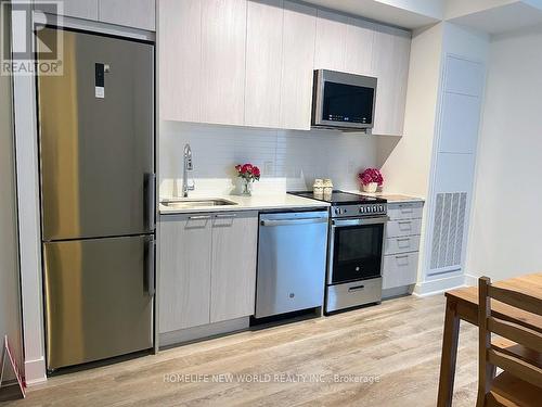 213 - 185 Deerfield Road, Newmarket (Central Newmarket), ON - Indoor Photo Showing Kitchen