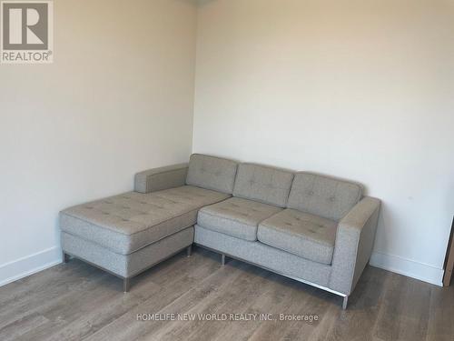 213 - 185 Deerfield Road, Newmarket, ON - Indoor Photo Showing Living Room