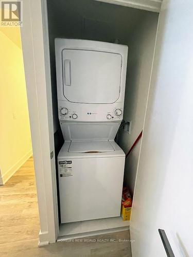 213 - 185 Deerfield Road, Newmarket (Central Newmarket), ON - Indoor Photo Showing Laundry Room