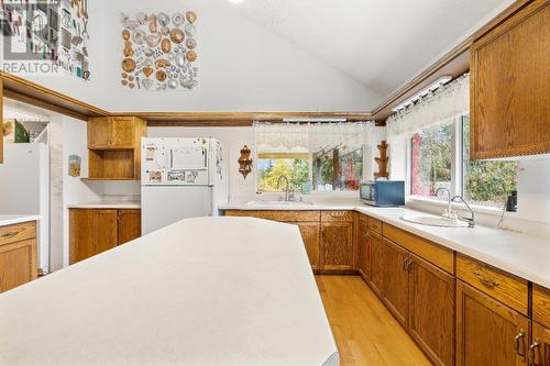 16155 Seymour Road, Crawford Bay, BC - Indoor Photo Showing Kitchen