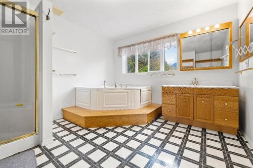 16155 Seymour Road, Crawford Bay, BC - Indoor Photo Showing Bathroom