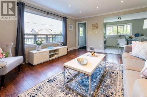 284 East 25Th Street, Hamilton (Eastmount), ON - Indoor Photo Showing Living Room