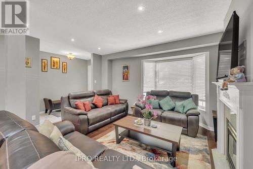 99 - 35 Malta Avenue, Brampton (Fletcher'S Creek South), ON - Indoor Photo Showing Living Room