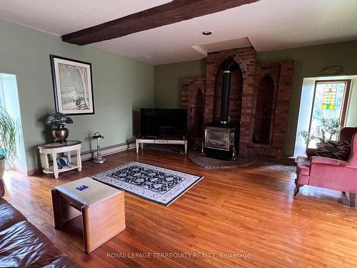 345 Hoskin Rd, Belleville, ON - Indoor Photo Showing Living Room