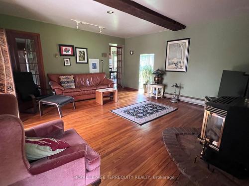 345 Hoskin Rd, Belleville, ON - Indoor Photo Showing Living Room