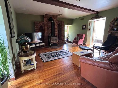 345 Hoskin Rd, Belleville, ON - Indoor Photo Showing Living Room