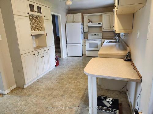 7 Jeffrey Dr, Quinte West, ON - Indoor Photo Showing Kitchen With Double Sink