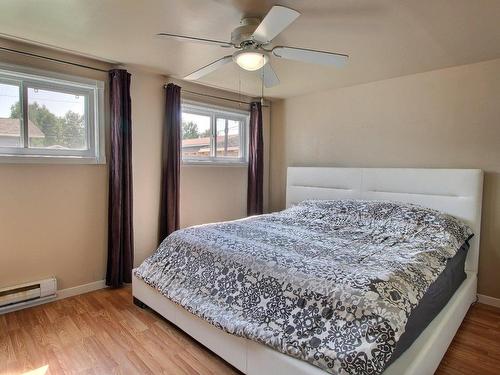 Chambre Ã  coucher principale - 21 Rue Yvon, Rouyn-Noranda, QC - Indoor Photo Showing Bedroom