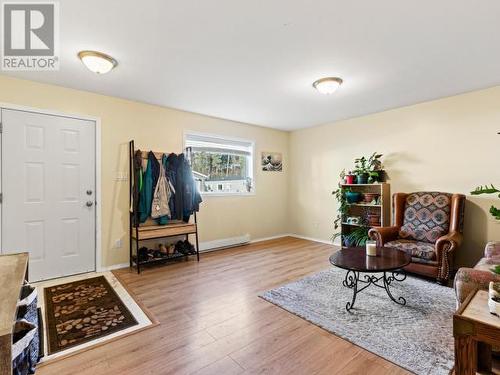 36-18 Azure Road, Whitehorse, YT - Indoor Photo Showing Living Room