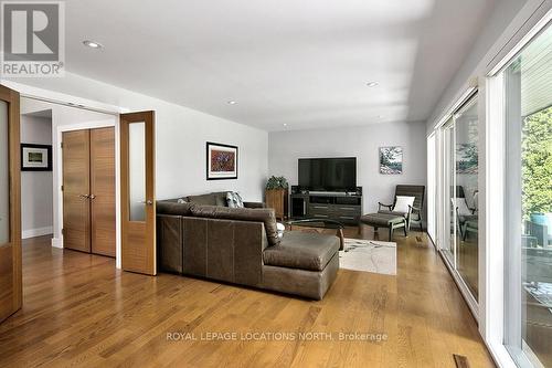 515 4Th Avenue W, Owen Sound, ON - Indoor Photo Showing Living Room